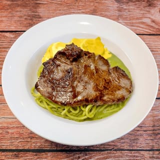 Tallarin Verde Con Bistec Y Papa La Huancaina
