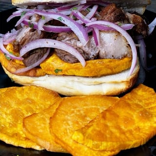 Pan con Chicharron